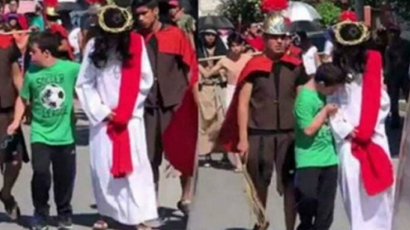 Criança com Síndrome de Down comove ao consolar Jesus em Via Sacra