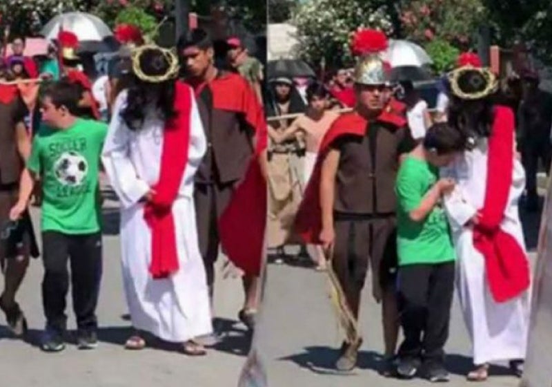 Criança com Síndrome de Down comove ao consolar Jesus em Via Sacra