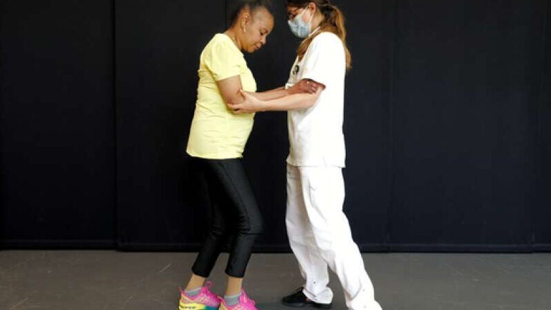 Chip implantado na coluna faz mulher paralisada voltar a andar