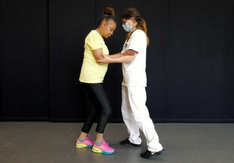 Chip implantado na coluna faz mulher paralisada voltar a andar