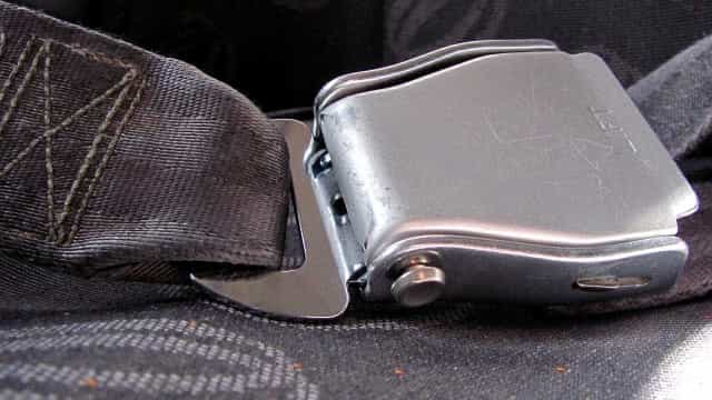 Uso de cinto de segurança no banco de trás reduz em até 43% risco de morte