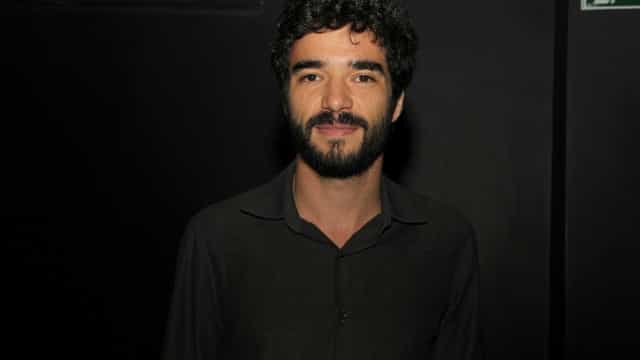 Luisa Arraes e Caio Blat recebem ajuda de famosos para encontrar gatinha