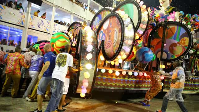 Idosa tem cadeira de rodas imprensada por carro da Paraíso do Tuiuti
