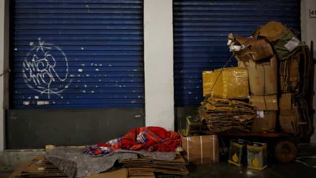 ‘Pessoas não têm como pagar aluguel e vêm parar aqui’, relata morador de rua em SP