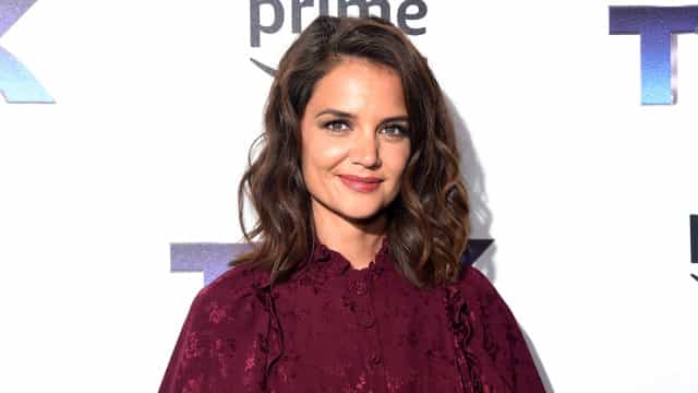 Katie Holmes é vista beijando músico dez anos mais novo em passeio