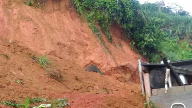 Jovem é resgatado após 5 horas preso sob pedras em deslizamento no Rio