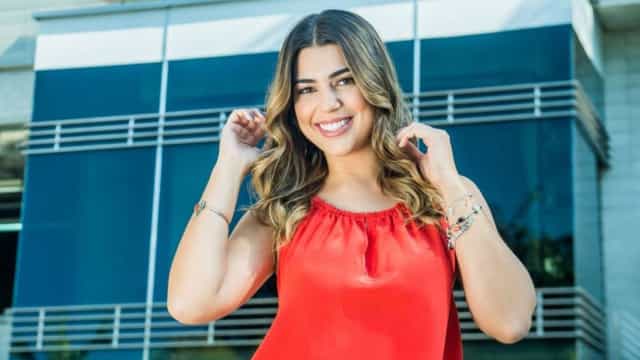 Vivian Amorim anuncia noivado e revela tatuagem de 3 meses de namoro