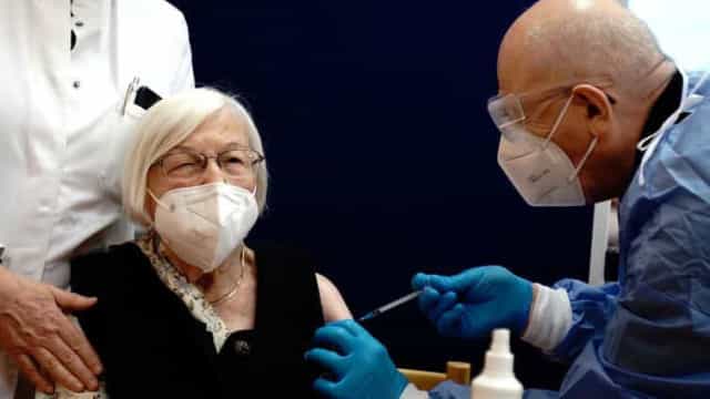 Covid-19: Rio aplica segunda dose de reforço em idosos com 70 anos