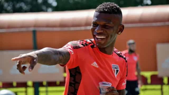 Arboleda reaparece no São Paulo após faltar no treino e vira opção para final