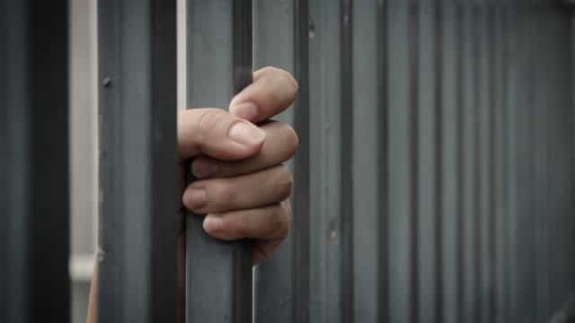 Homem mata pais "por ressentimento" e esconde corpos na varanda