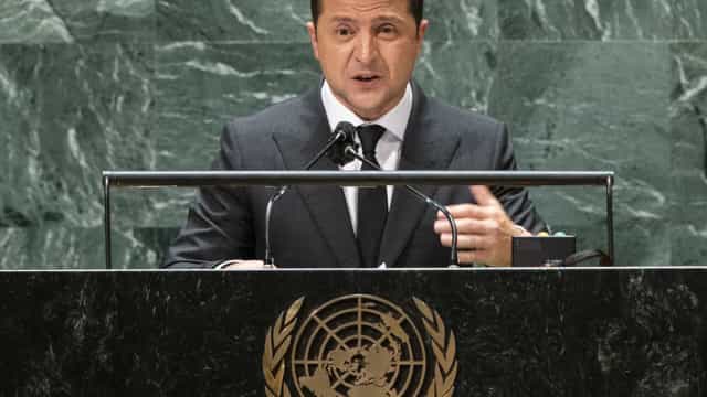 ‘Age como se fossemos culpados’, diz Zelenski em critica à Rússia