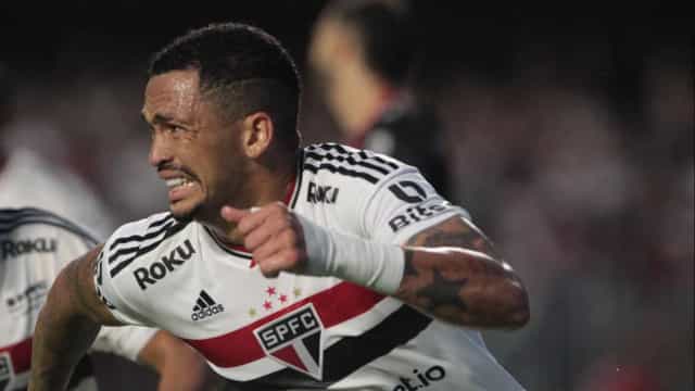 Luciano faz de pênalti no fim, e São Paulo vence o Ayacucho de virada