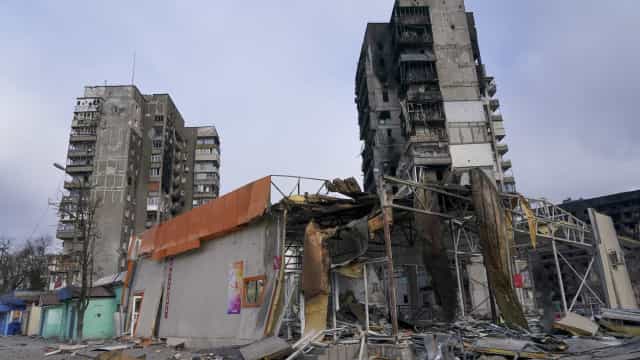 Rússia exige rendição em Mariupol; Ucrânia alerta para fim de negociações