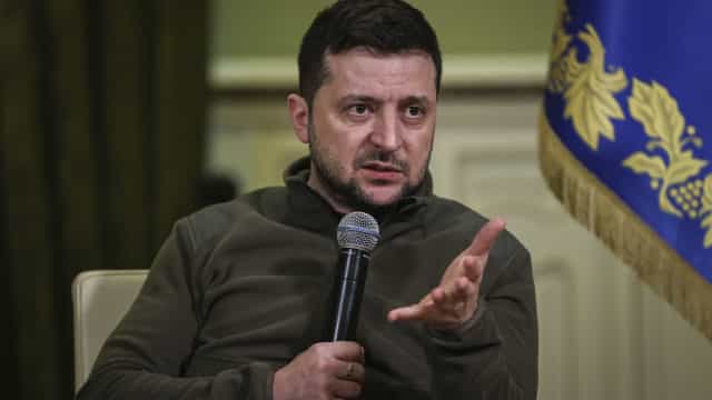 "Mariupol foi destruída, há milhares de mortos", diz Zelensky