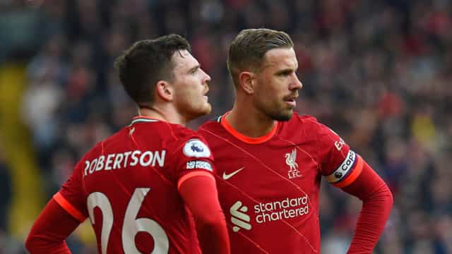 Liverpool pressiona City ao bater Watford em jogo com apoio da torcida a Salah