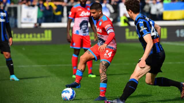 Napoli vence Atalanta, encosta no Milan e mantém disputa acirrada pelo título