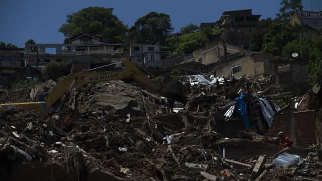 Sobe para 17 total de mortos por chuvas no Rio