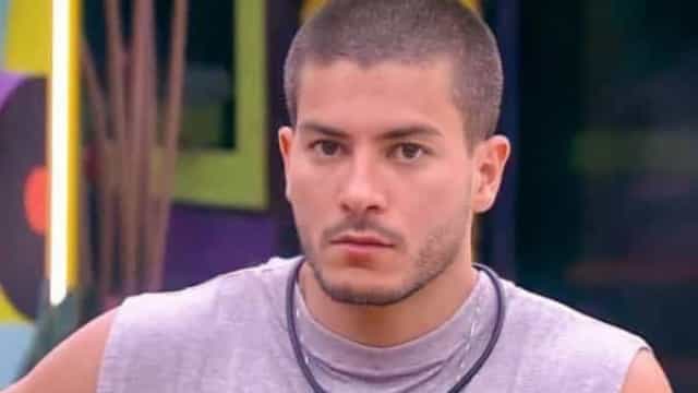 Arthur Aguiar diz sentir falta de Maíra Cardi mas se questiona se ainda tem esposa
