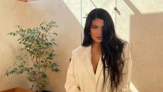 Kylie Jenner posa com mala bizarra (acessório tem chifres)