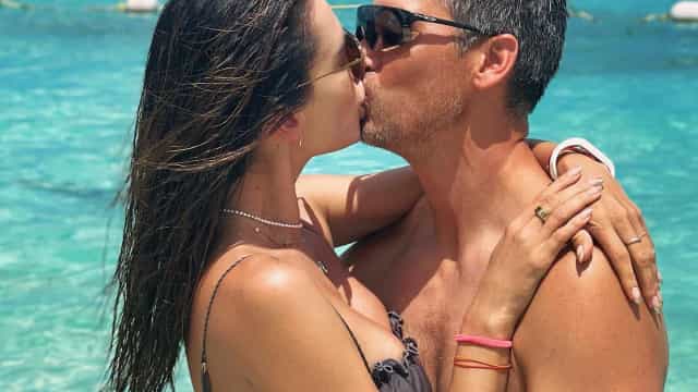 Alessandra Ambrosio vive dias apaixonantes com o namorado nas Bahamas