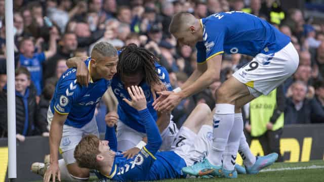 Everton bate Manchester United no sufoco e se mantém fora da zona de rebaixamento