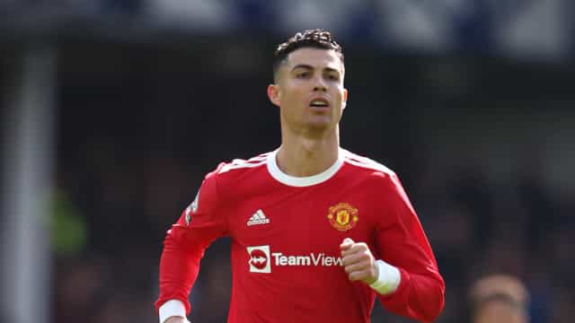CR7 deixa jogo do United com perna sangrando após derrota para o Everton