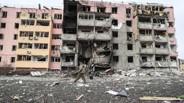 Nova vala comum com dezenas de corpos é encontrada perto de Kiev