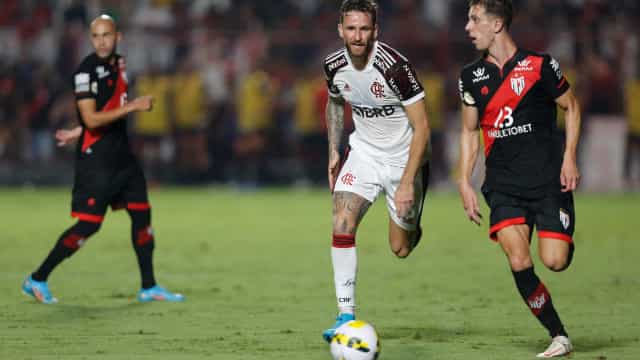Em jogo emocionante, Flamengo empata com Atlético-GO e vê crise aumentar
