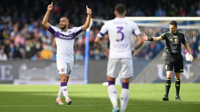 Arthur Cabral faz golaço, Napoli perde para Fiorentina e pode se afastar do topo