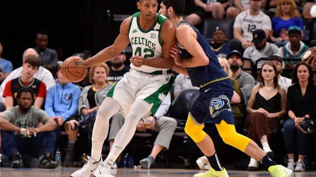 Boston ‘desobedece’ torcida, garante 2° lugar no Leste e terá playoffs mais duros