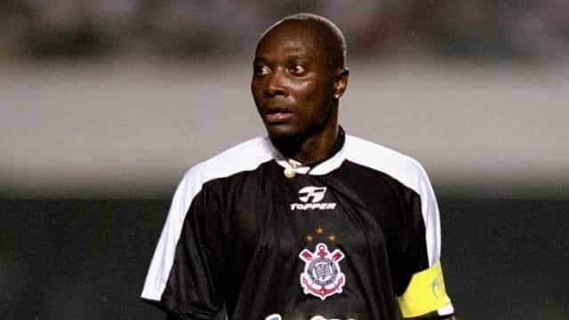 Fãs prestam homenagens em velório de Rincón em sua cidade natal