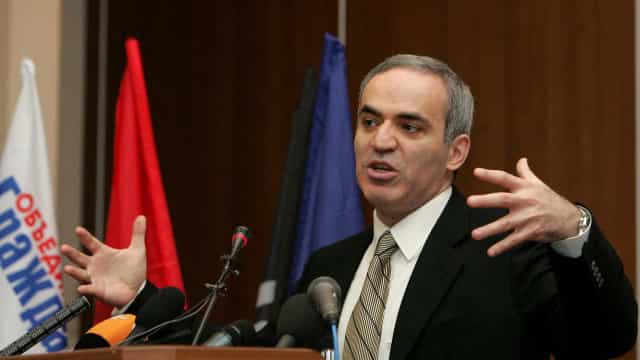 Kasparov, crítico de Putin, diz que hesitação faz preço de parar um ditador subir diariamente