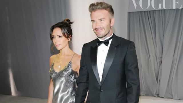 O aguardado look de Victoria e David Beckham no casamento do filho
