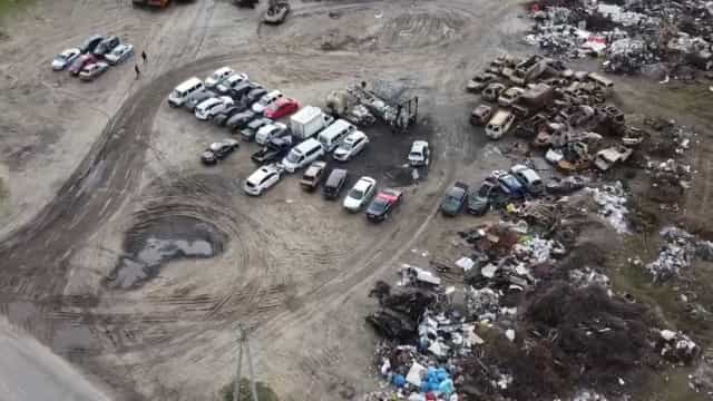 ‘Cemitério’ de carros em Bucha mostra como russos atiraram em civis