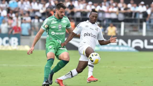 Santos inicia trilogia com o Coritiba com boa vitória em casa pelo Brasileirão