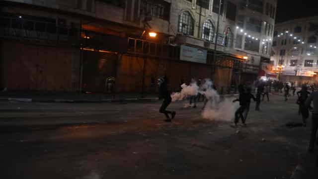 Novo confronto em Israel deixa feridos e põe pressão sobre coalizão de premiê