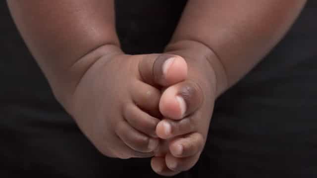 Bebê morre após envenenamento por álcool nos EUA. Pais foram detidos