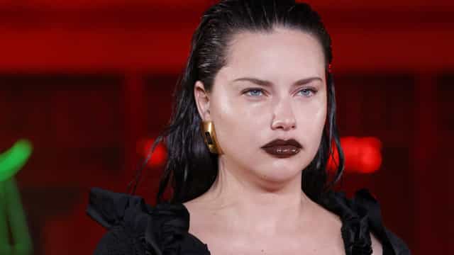 Grávida, Adriana Lima se destaca ao desfilar de barriga à mostra