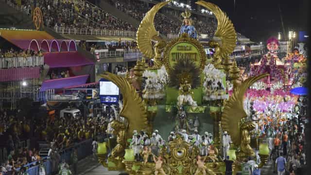 Primeiro dia de desfiles no Sambódromo tem acidente e atrasos