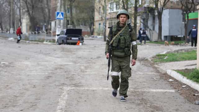 Putin diz que ‘libertação de Mariupol é um sucesso’, mas cancela ataque a usina