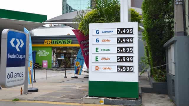 Gasolina sobe 2,35% nos postos em abril mesmo sem reajuste da Petrobras
