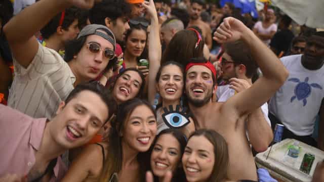 Mesmo sem autorização, blocos desfilam pelas ruas do Rio no carnaval