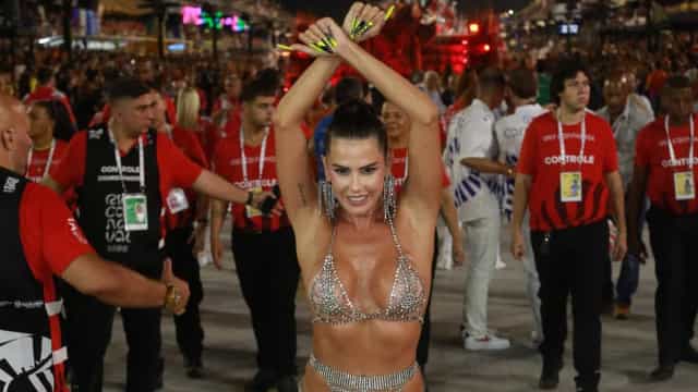 Deborah Secco desfila na Sapucaí e diz que filha será sua herdeira no samba