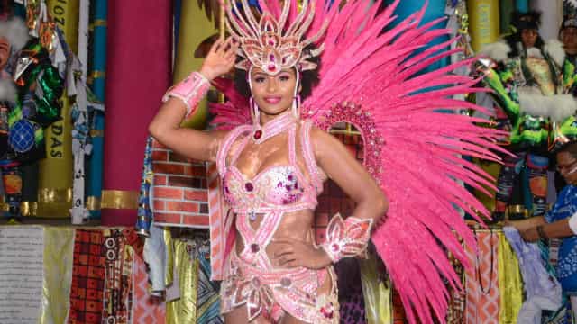 Natália diz realizar sonho ao desfilar na Beija-Flor e revela torcida no BBB