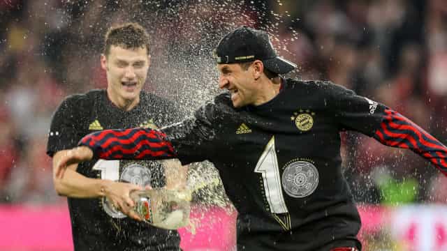 Bayern confirma favoritismo, derrota Borussia e fatura decacampeonato alemão