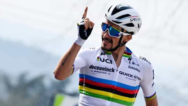 Campeão mundial de ciclismo tem múltiplas fraturas após bater em árvore