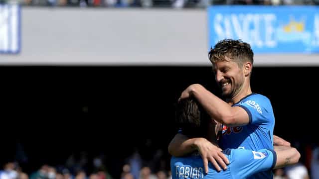 Napoli atropela Sassuolo e se mantém vivo na disputa pelo título na Itália