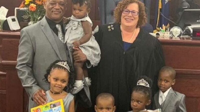 Pai solo que criou 30 filhos adota 5 irmãos abandonados em orfanato