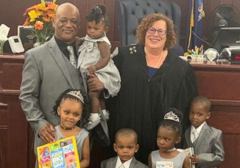 Pai solo que criou 30 filhos adota 5 irmãos abandonados em orfanato