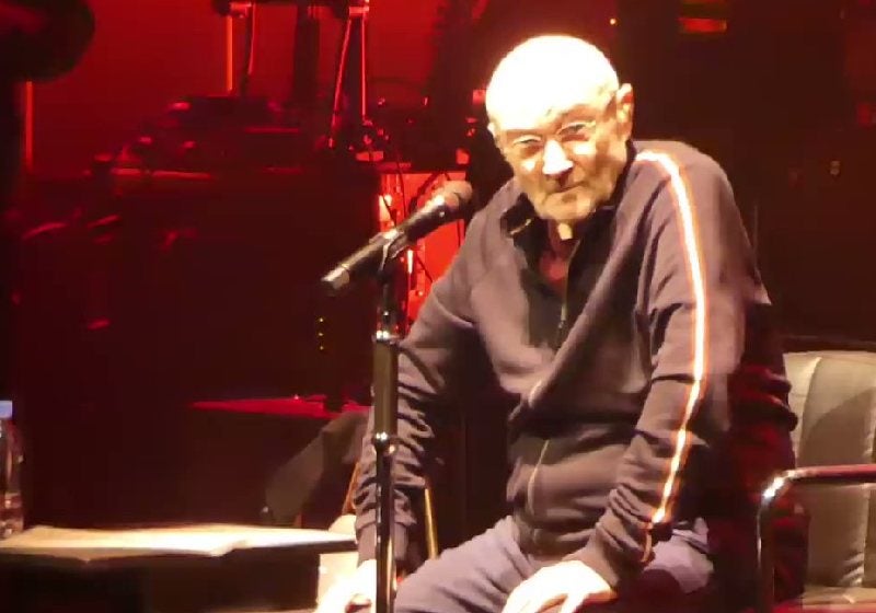 Phil Collins se despede e emociona fãs no último show da carreira